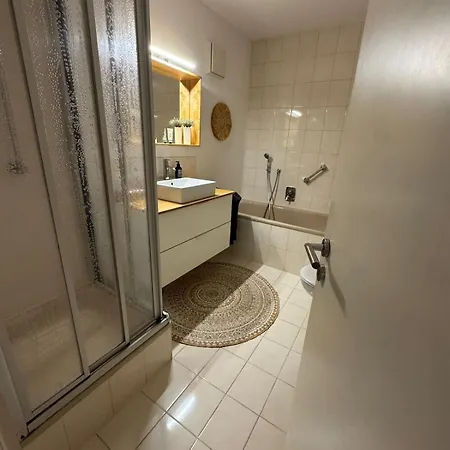 Walking Distance To Constance, Quiet, Suitable For Office شقة