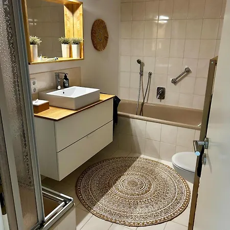 Walking Distance To Constance, Quiet, Suitable For Office شقة لانغنارغن